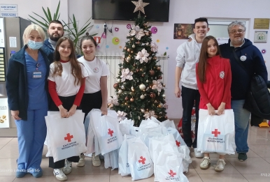 ДОБРОВОЛЦИТЕ НА БМЧК ЗАРАДВАХА ДЕЦА, КОИТО ПОСРЕЩАТ ПРАЗНИЦИТЕ В БОЛНИЦА